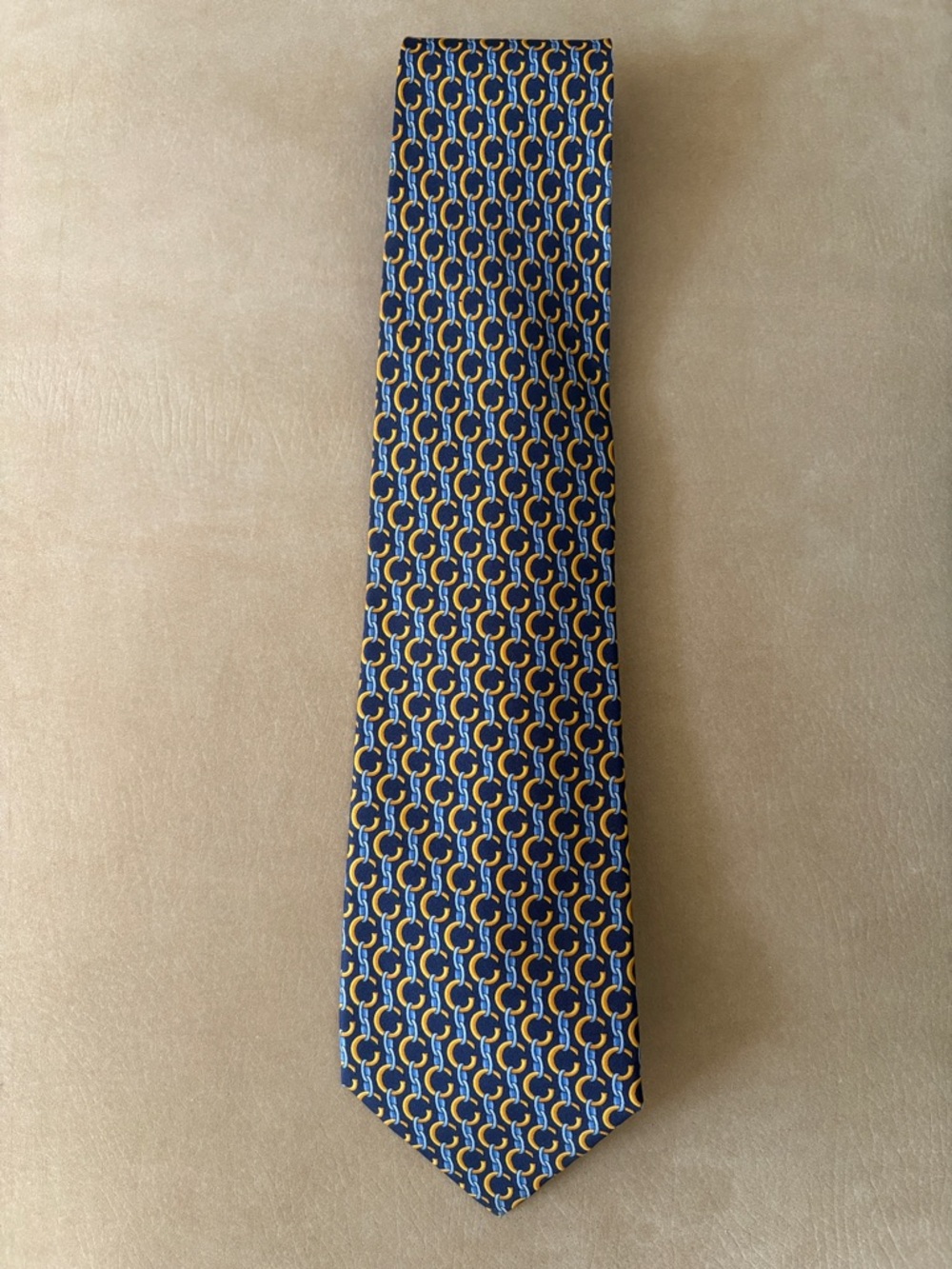 VTG Gucci Navy Tie with Yellow & Light Blue Chain Motif,  like new - Picture 5 of 8